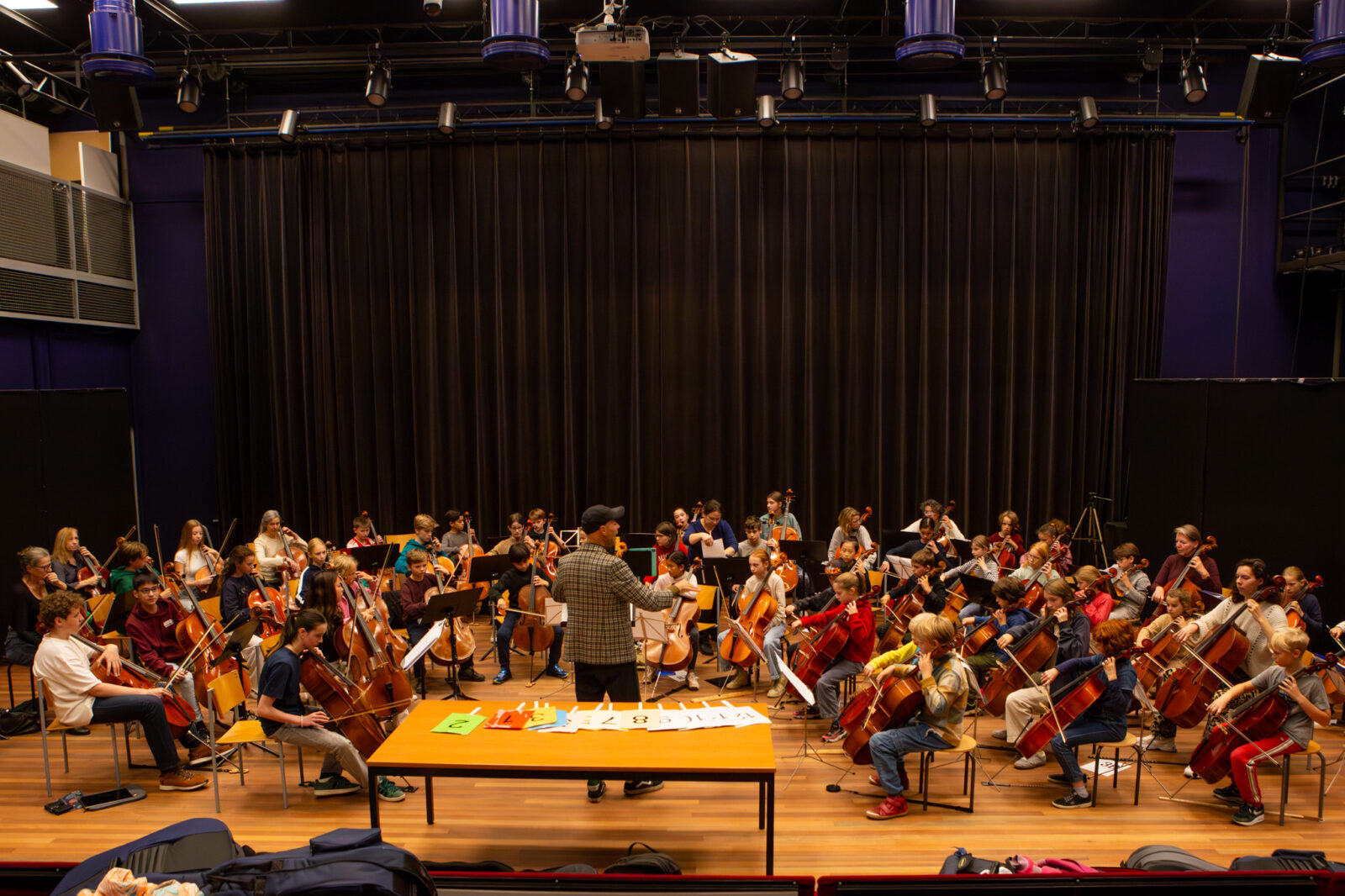 Hello Cello orkest repeteert in Amstelveen