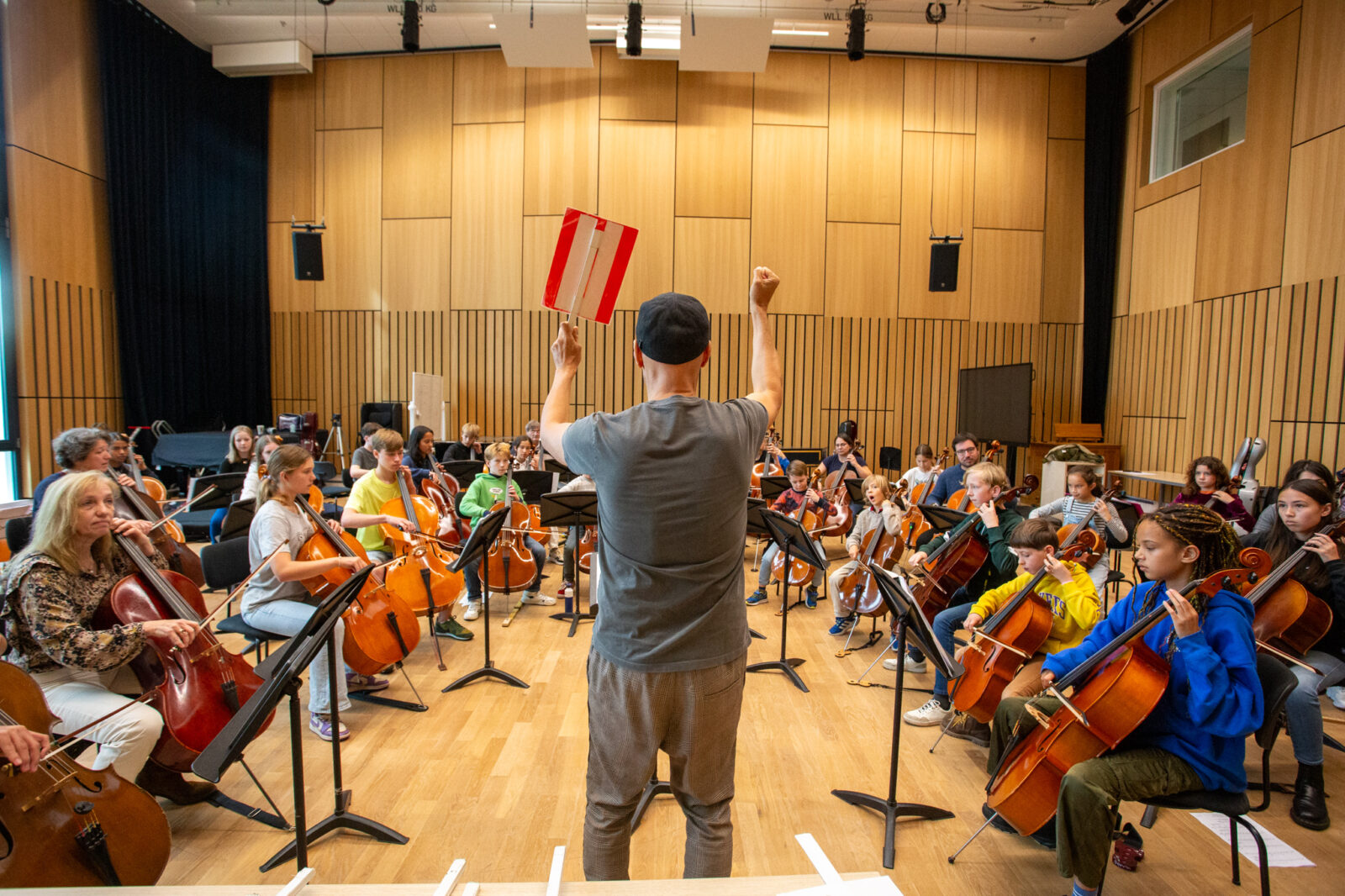 Hello Cello Orkest repeteert in Den Haag