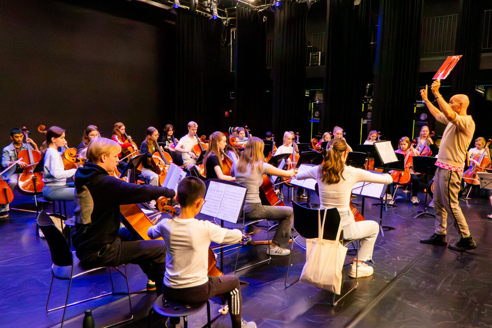 Hello Cello orkest repeteert in Tilburg